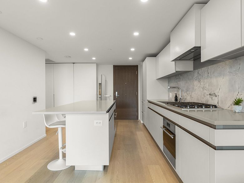 1104 889 Pacific Street