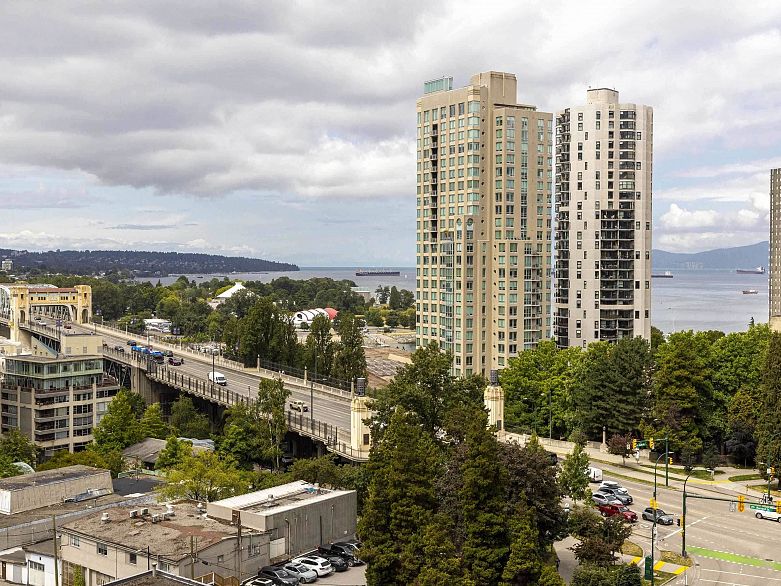 1104 889 Pacific Street