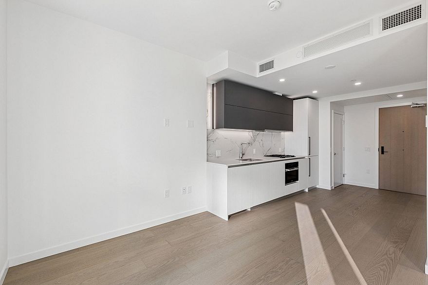 606 8415 Granville Street