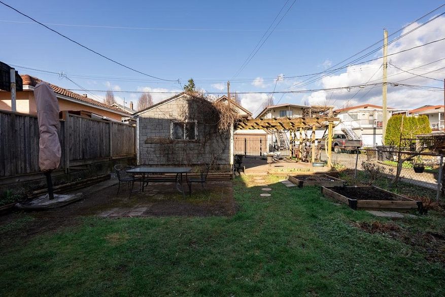 2867 E Georgia Street