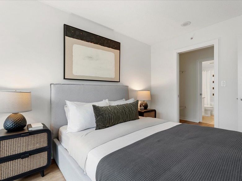 503 933 Hornby Street