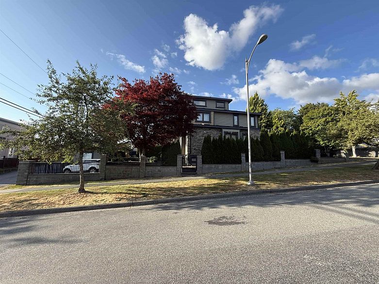 7689 Jasper Crescent