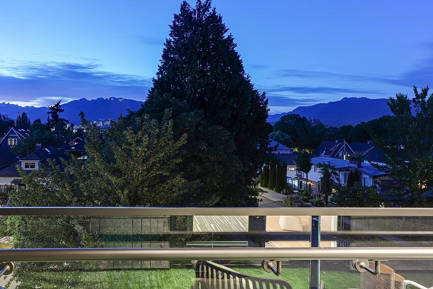 1 1990 Venables Street