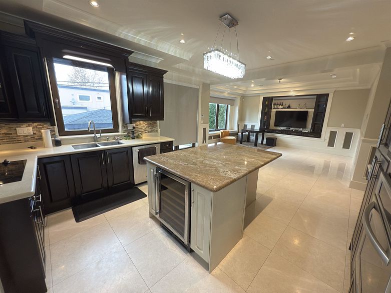 7689 Jasper Crescent