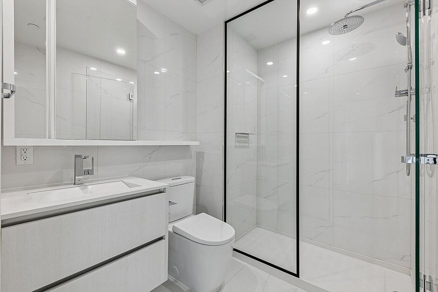 606 8415 Granville Street