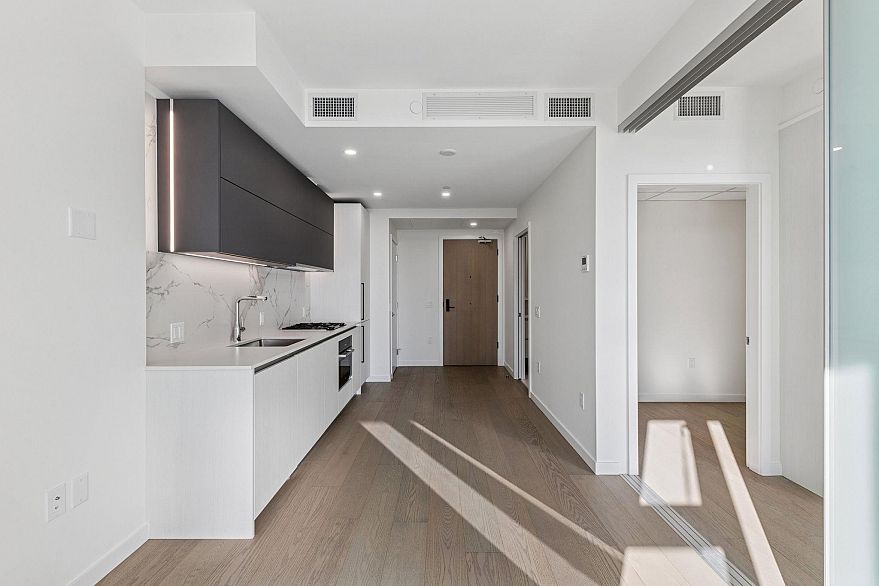 606 8415 Granville Street