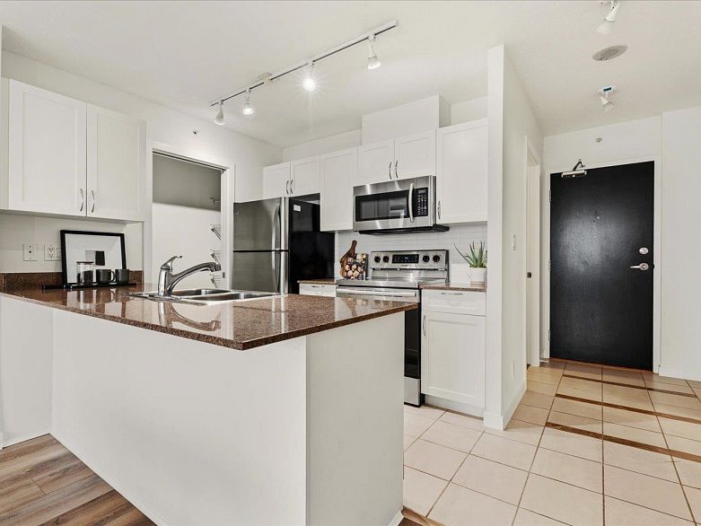 503 933 Hornby Street