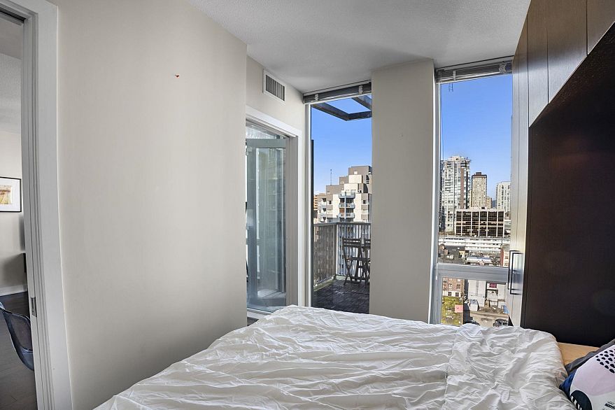 1802 1055 Richards Street