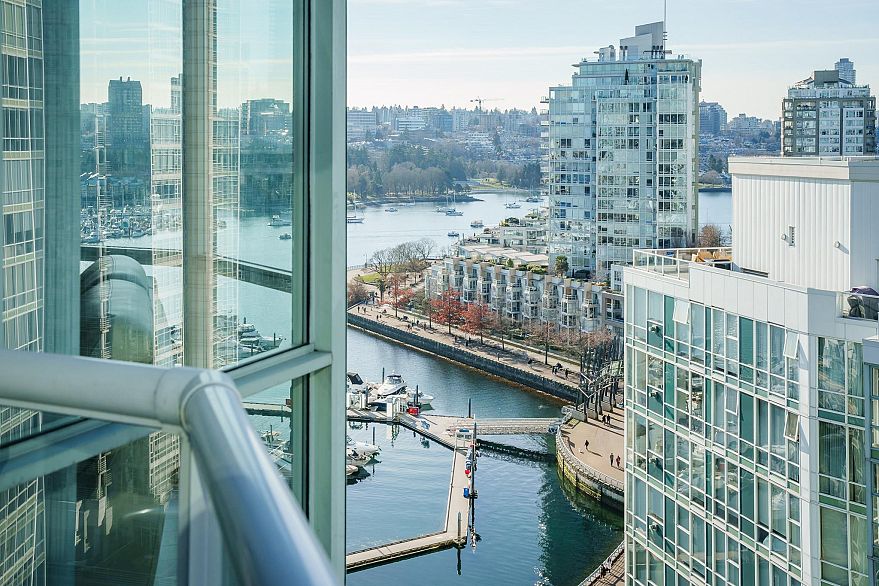 1906 1077 Marinaside Crescent