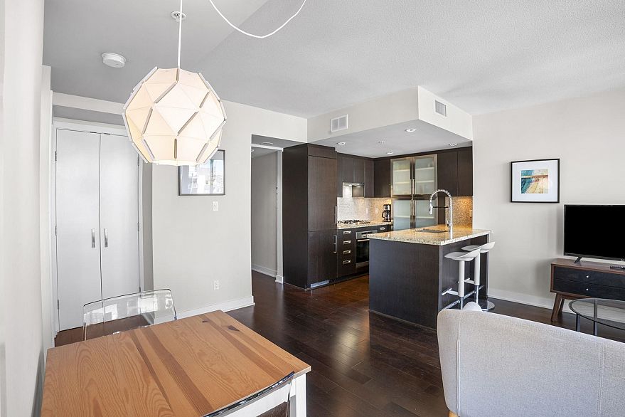 1802 1055 Richards Street