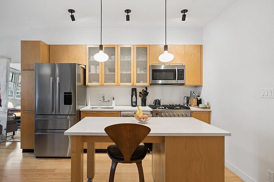 401 1072 Hamilton Street