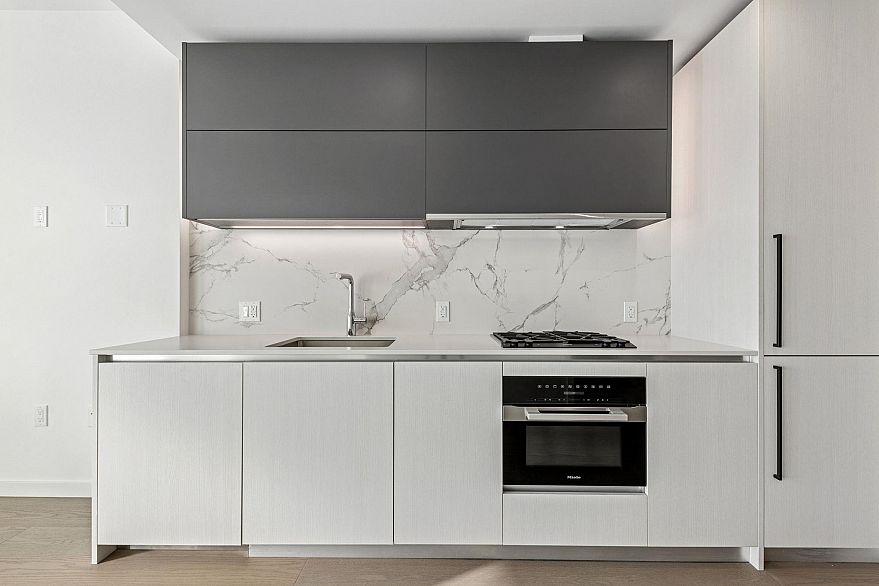 606 8415 Granville Street