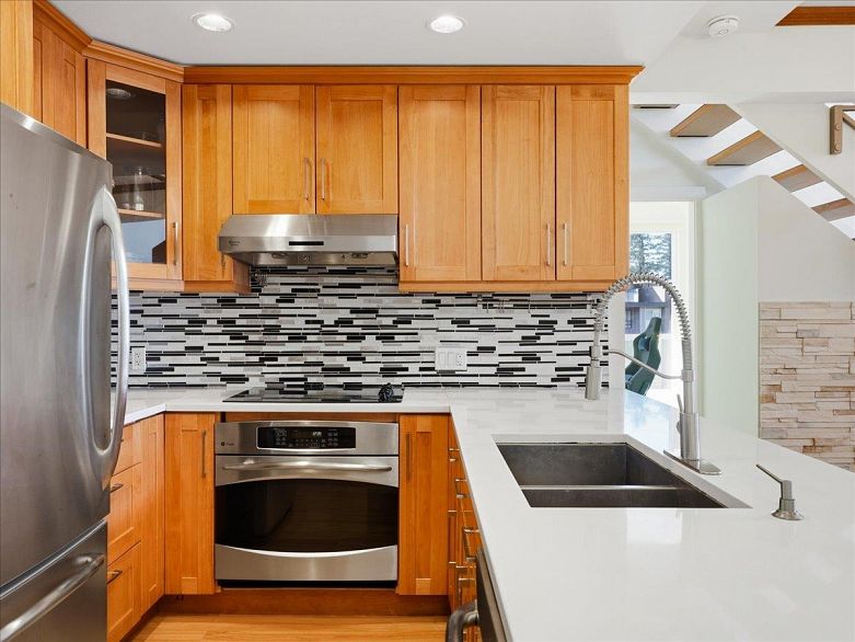 PH12 5983 Gray Avenue