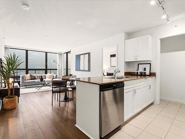 503 933 Hornby Street