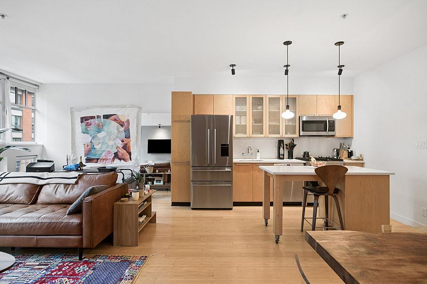 401 1072 Hamilton Street