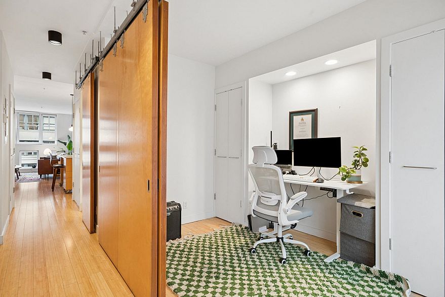 401 1072 Hamilton Street