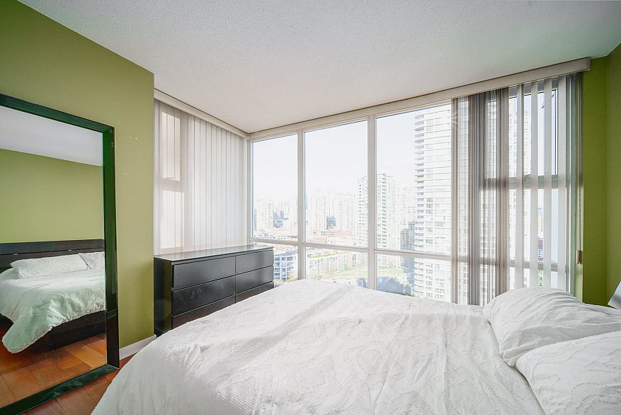 1906 1077 Marinaside Crescent