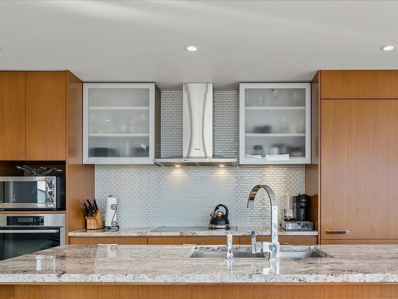 2902 1028 Barclay Street