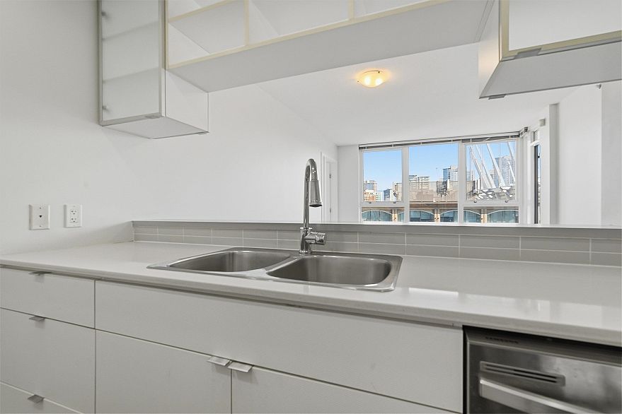 1707 928 Beatty Street