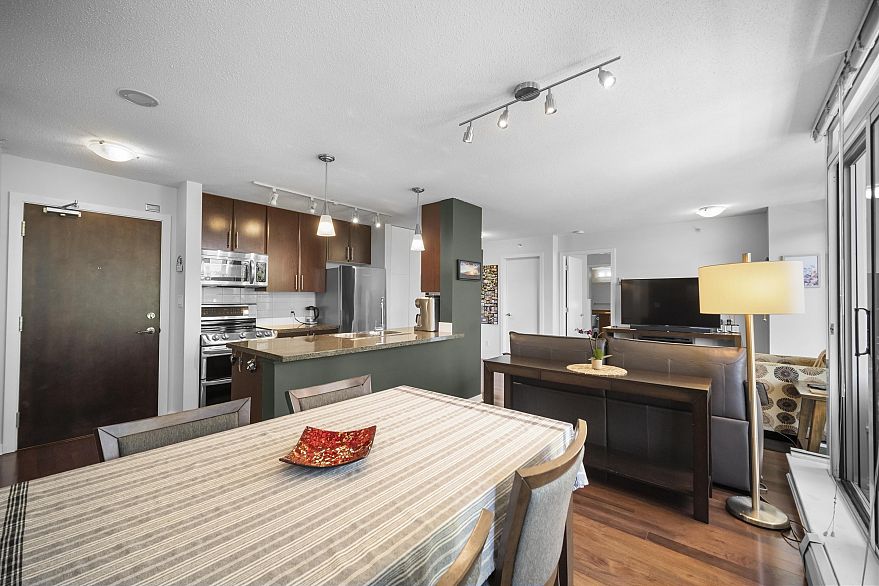 501 618 Abbott Street