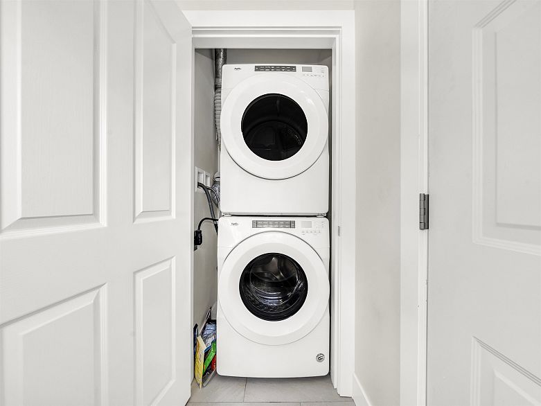 1089 E King Edward Avenue