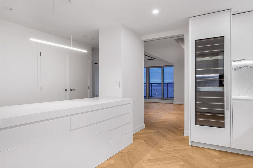 5702 1480 Howe Street