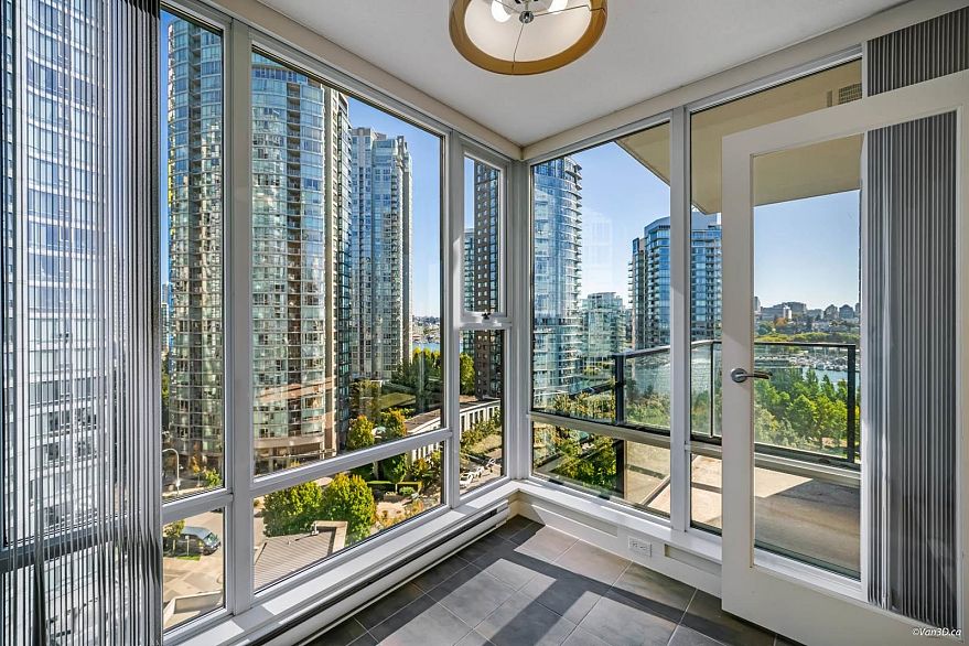 1506 583 Beach Crescent