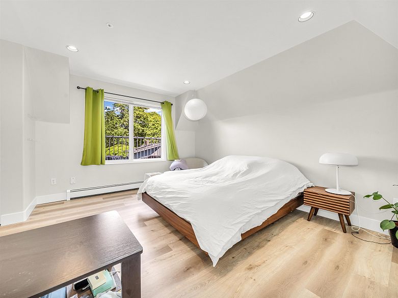 1089 E King Edward Avenue