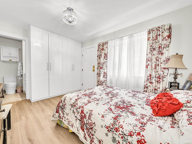 1089 E King Edward Avenue