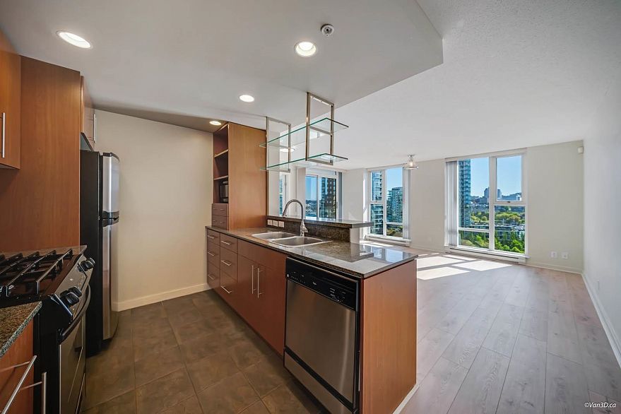 1506 583 Beach Crescent