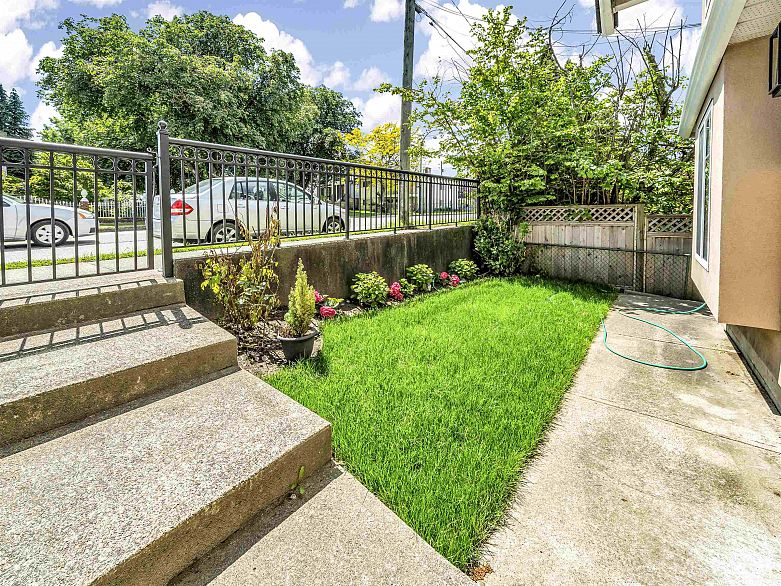 1089 E King Edward Avenue