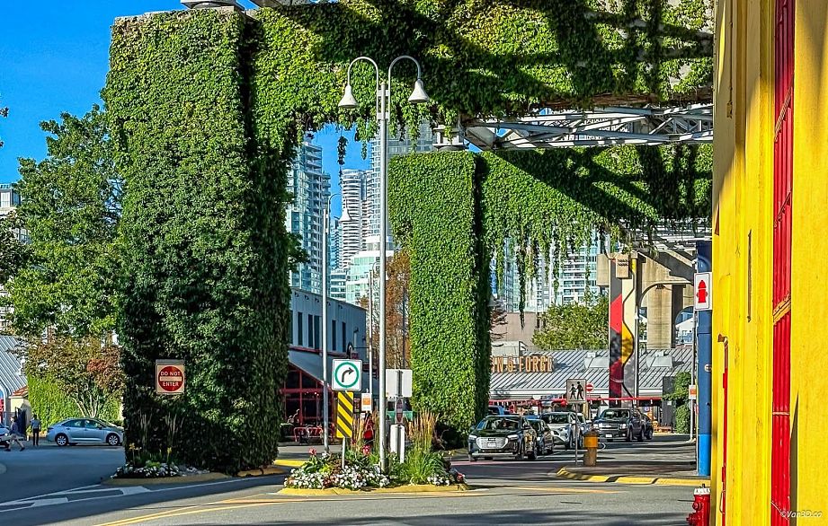 1506 583 Beach Crescent