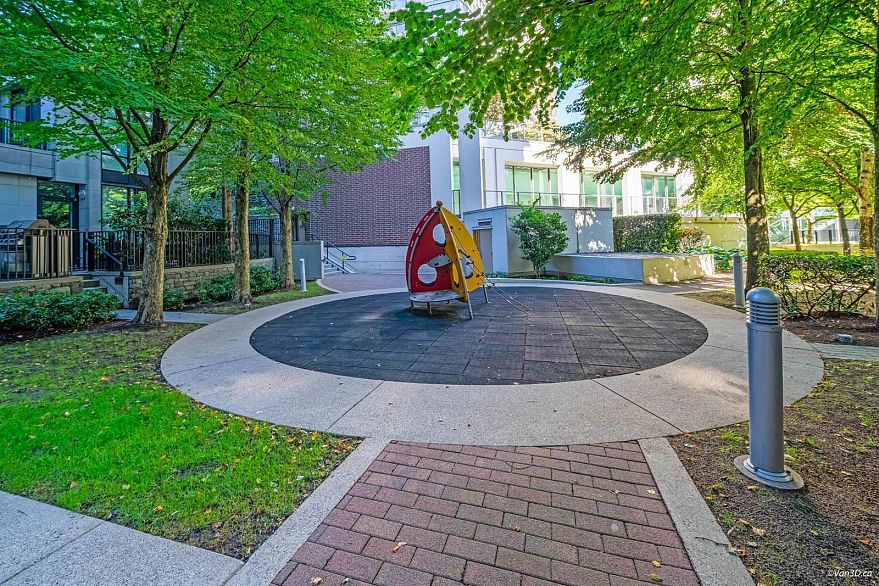 1506 583 Beach Crescent