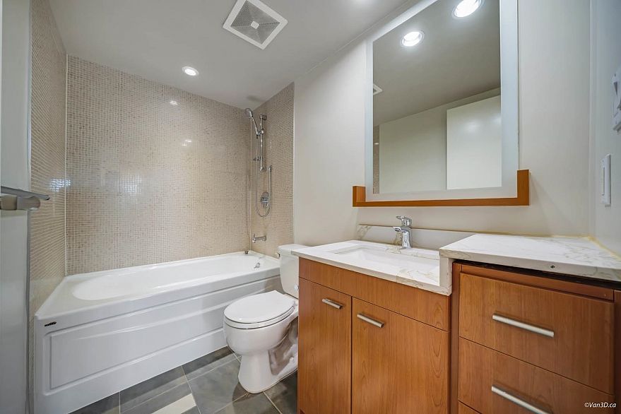 1506 583 Beach Crescent