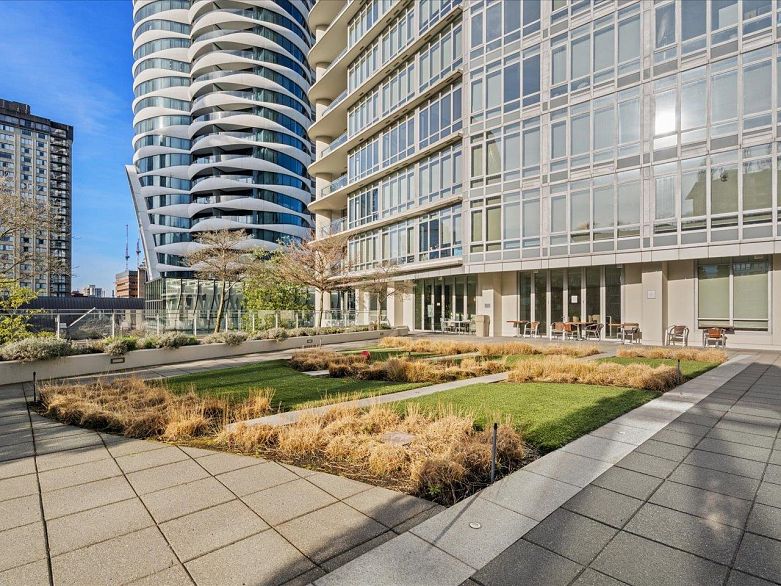 2902 1028 Barclay Street