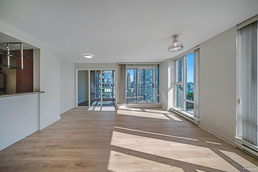 1506 583 Beach Crescent