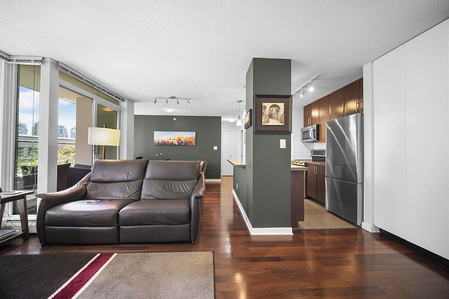 501 618 Abbott Street