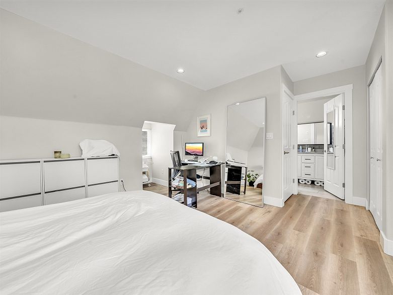 1089 E King Edward Avenue