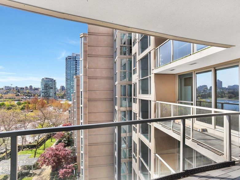 802 1318 Homer Street