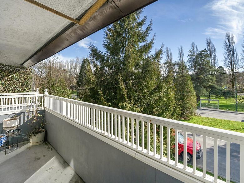 305 3875 W 4th Avenue