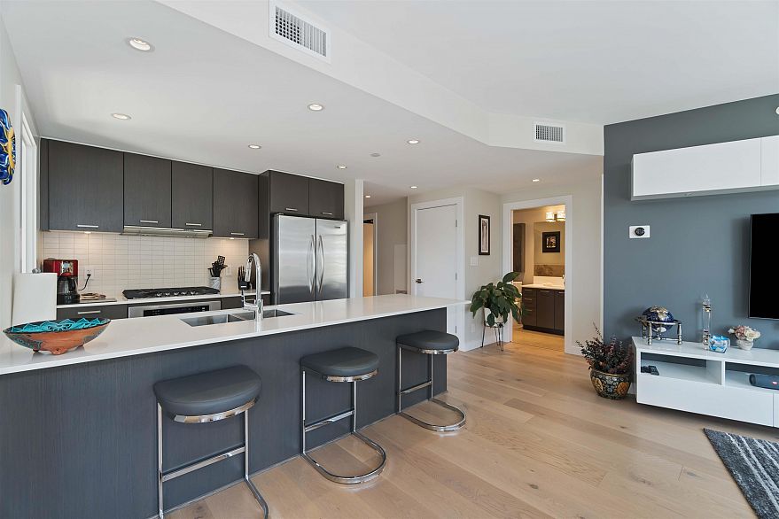 1205 1372 Seymour Street