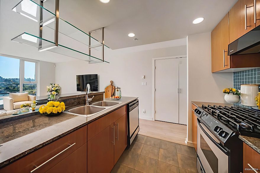 1506 583 Beach Crescent