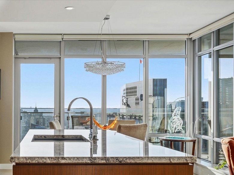 2902 1028 Barclay Street