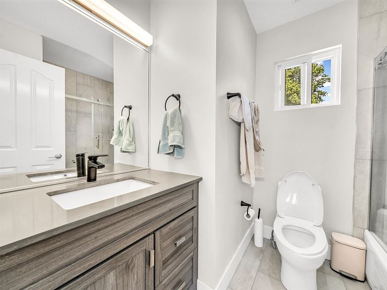 1089 E King Edward Avenue