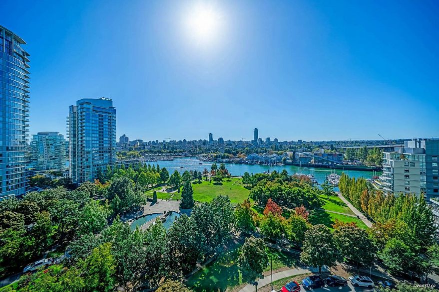 1506 583 Beach Crescent