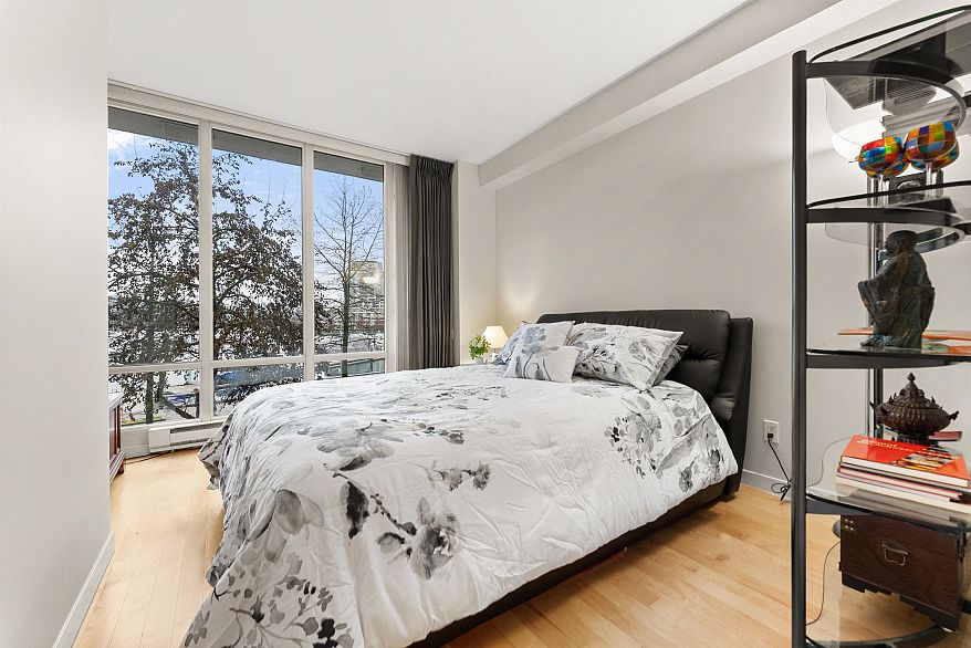 1053 Marinaside Crescent