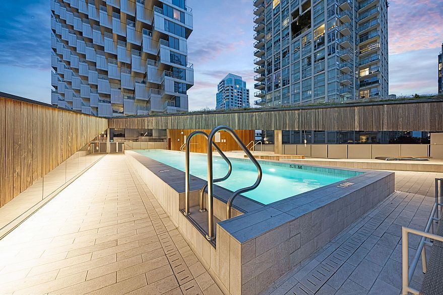 5702 1480 Howe Street