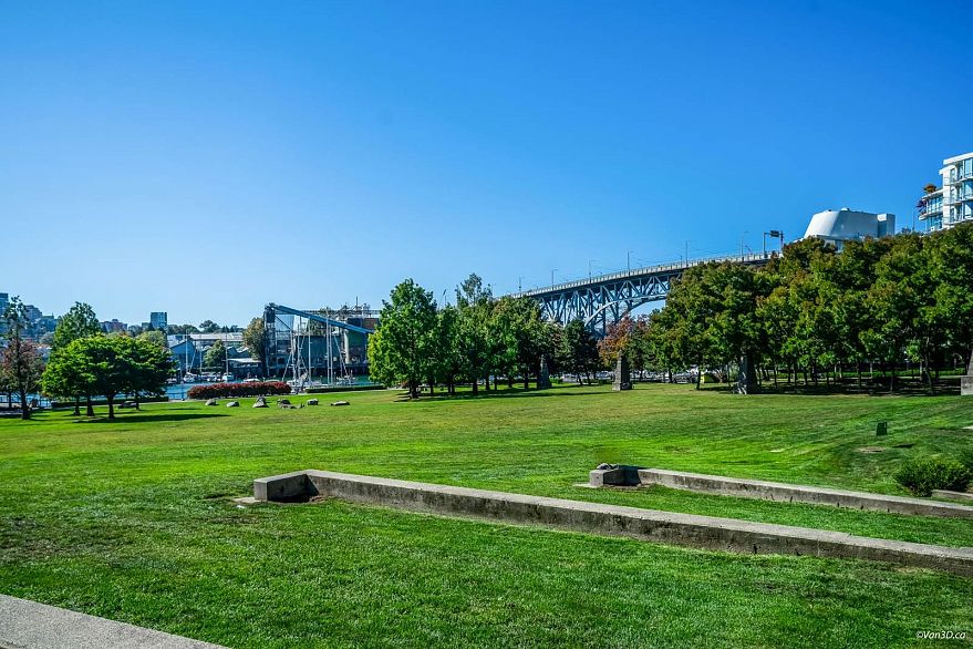 1506 583 Beach Crescent