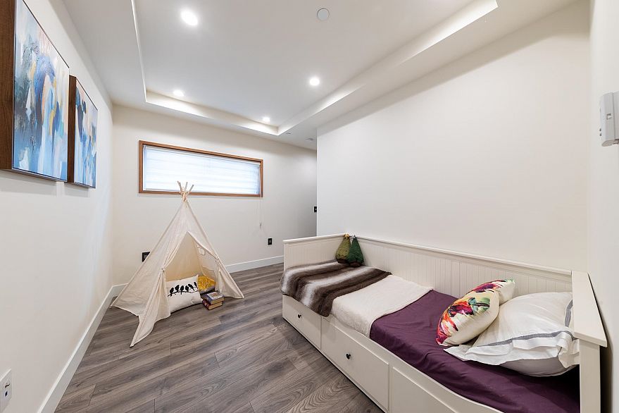 2863 W King Edward Avenue