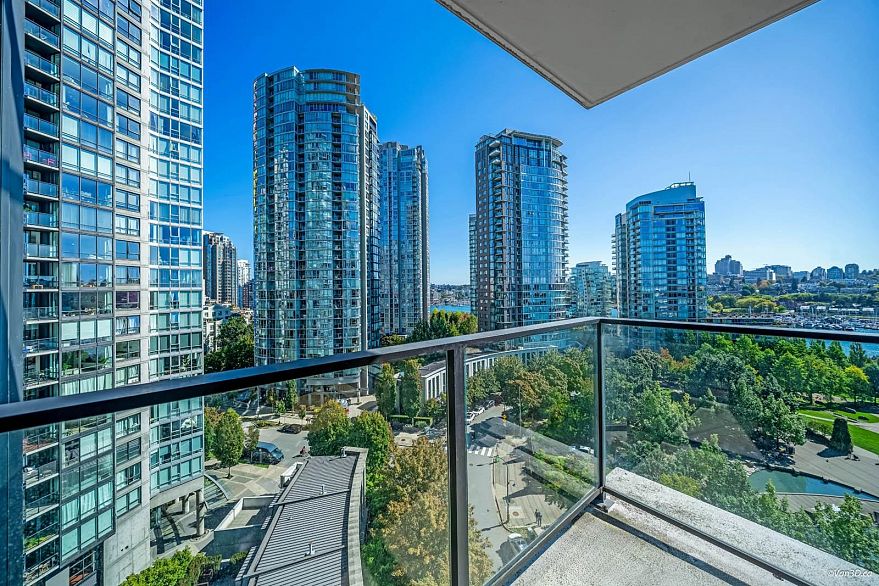 1506 583 Beach Crescent